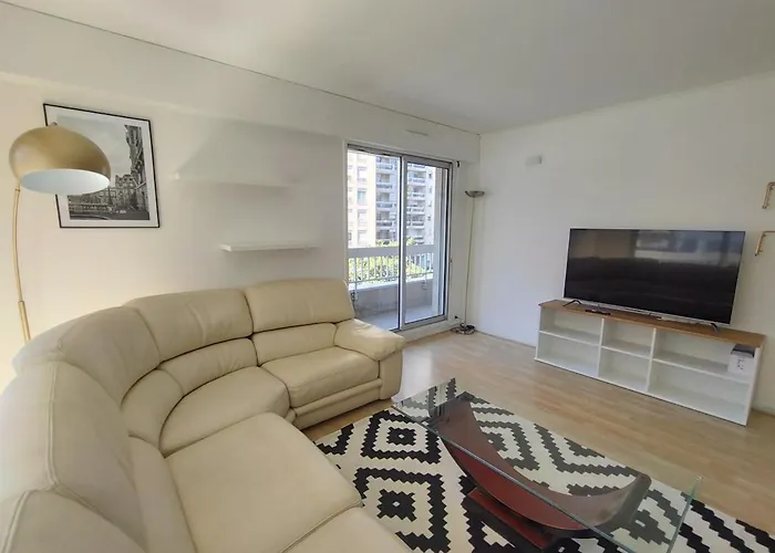 Cosy 2br La Defense, 10min Walk Metro