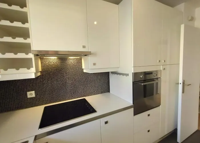 Lägenhet Cosy 2br La Defense, 10min Walk Metro *