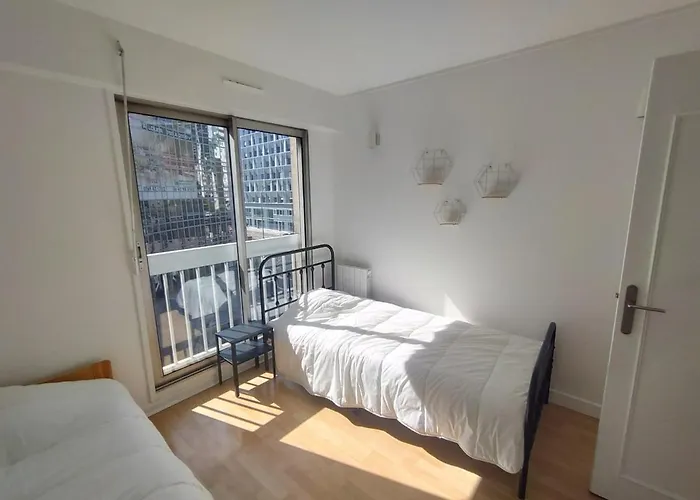 Cosy 2br La Defense, 10min Walk Metro